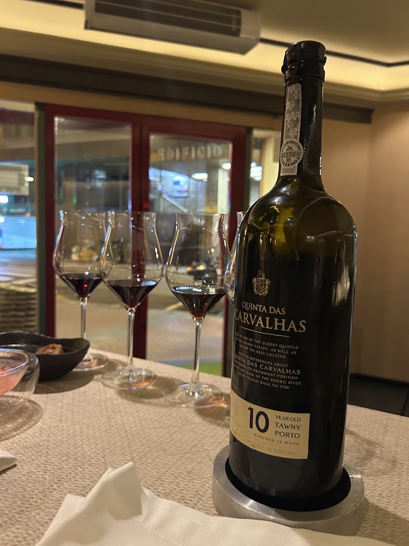 Sal Fina: appealing shot of wine service
