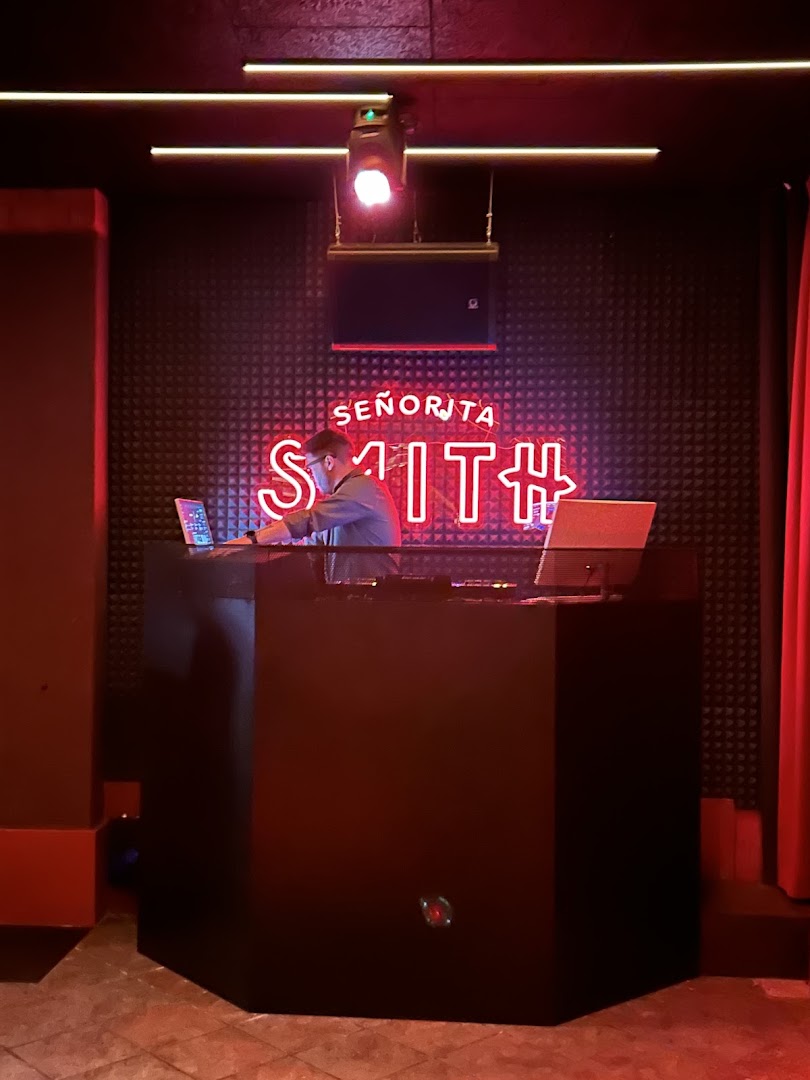 Señorita Smith: venue atmosphere and branding