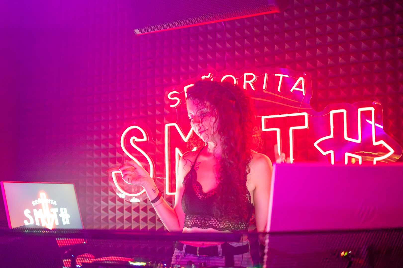 Señorita Smith: vibrant bar atmosphere well