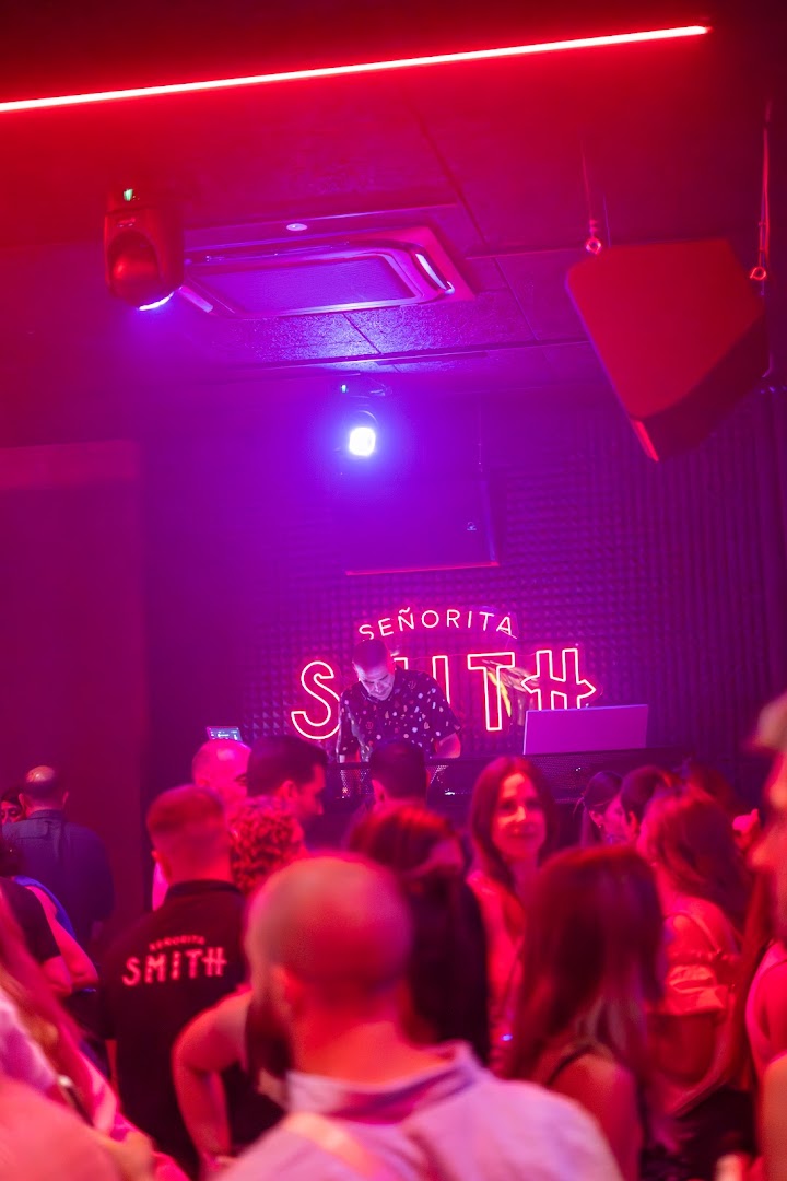 Señorita Smith: vibrant bar atmosphere well