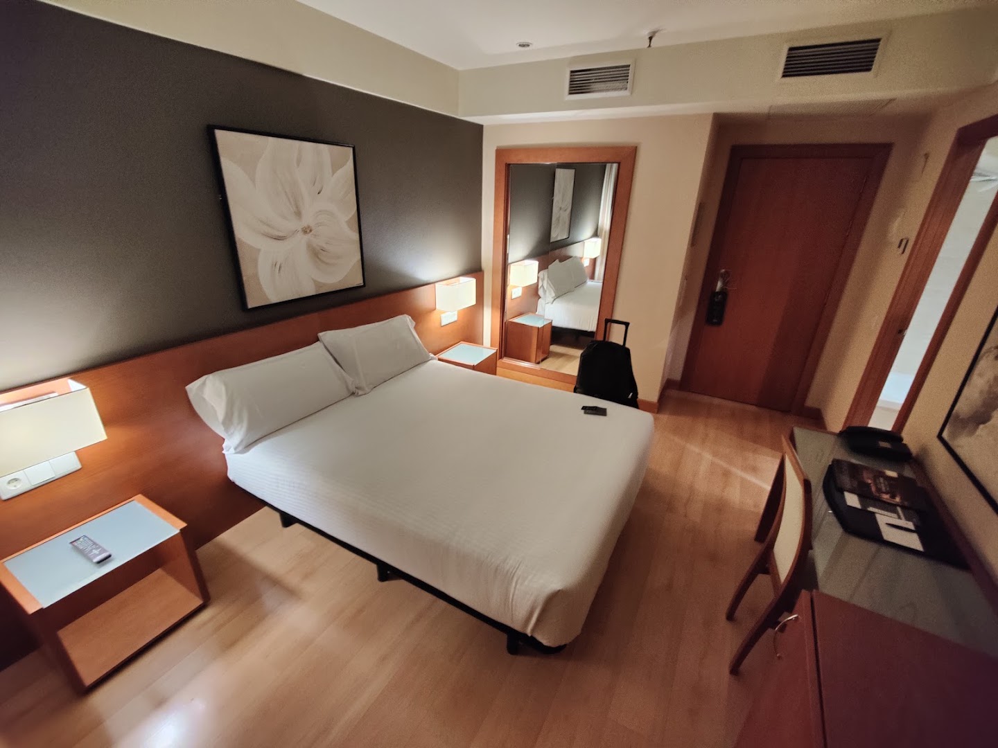 Zenit Don Yo: clean and professional hotel room