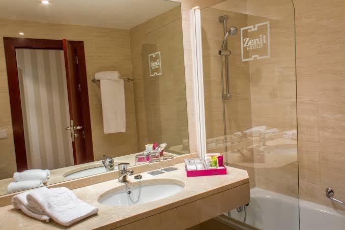 Zenit Don Yo: clean professional hotel bathroom photo