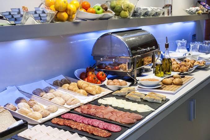 Zenit Don Yo: appetizing hotel breakfast buffet display