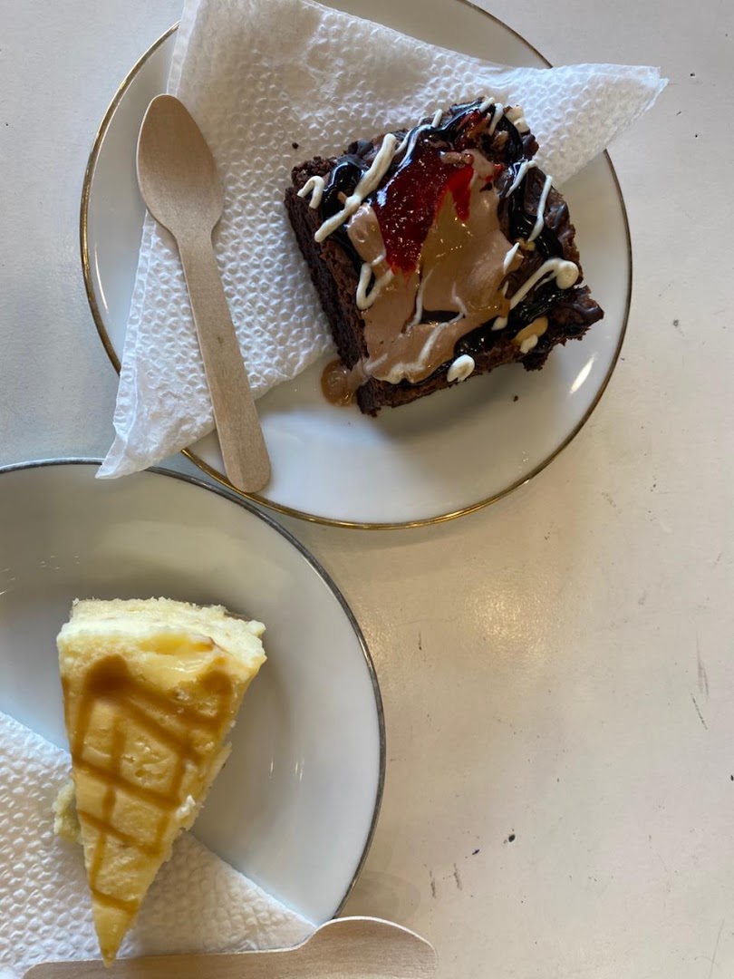 Cake Republic: appetizing photo of shop products