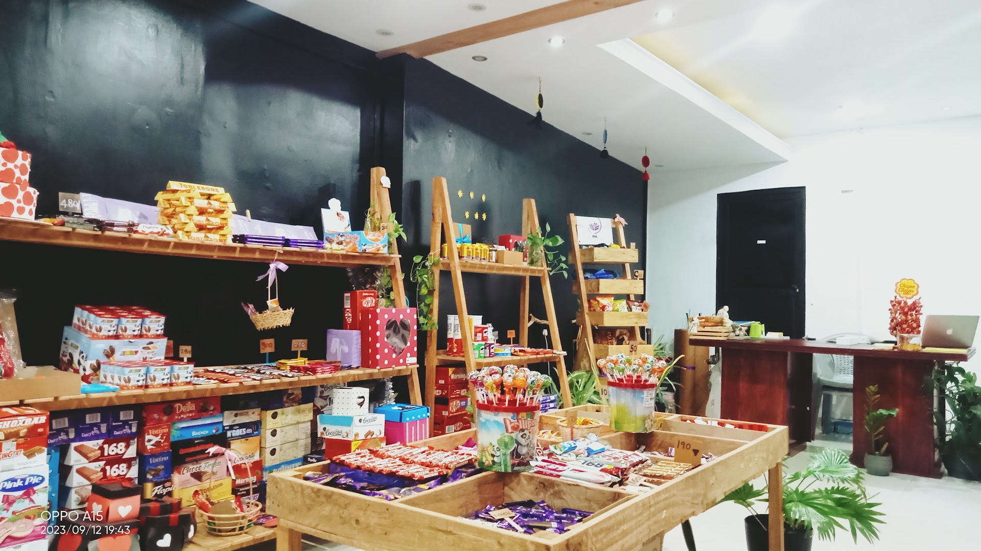 Gift Ceylon: clear display of shop products