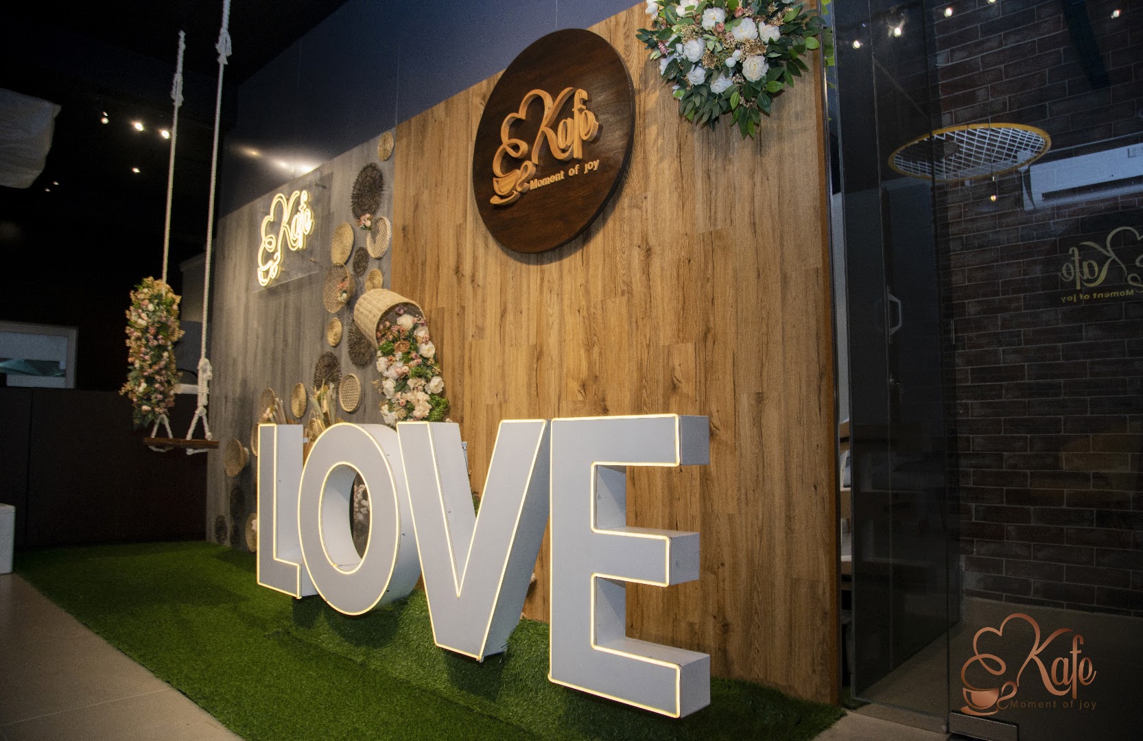 Kafe: attractive interior decor and branding