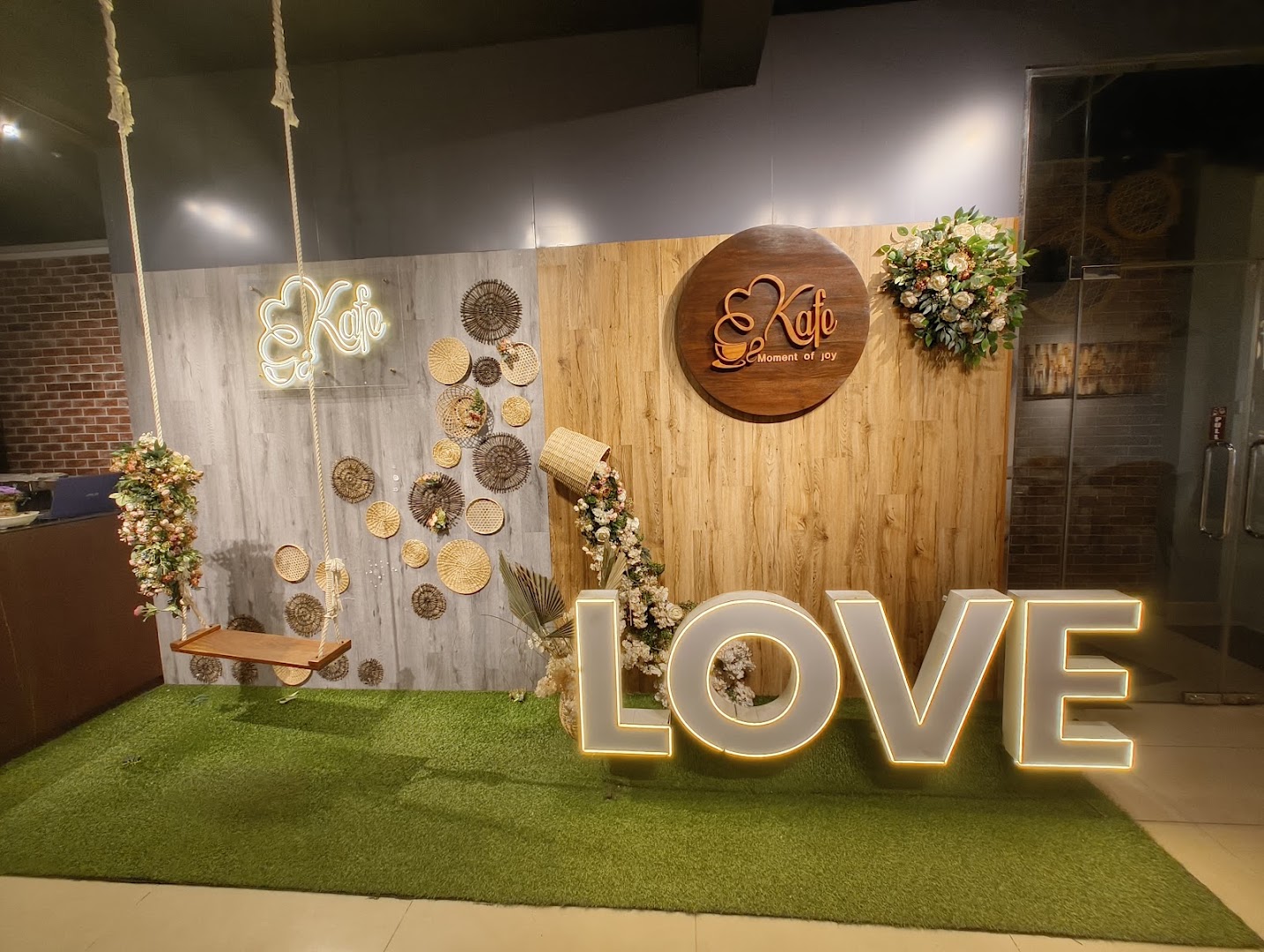 Kafe: attractive interior decor and branding