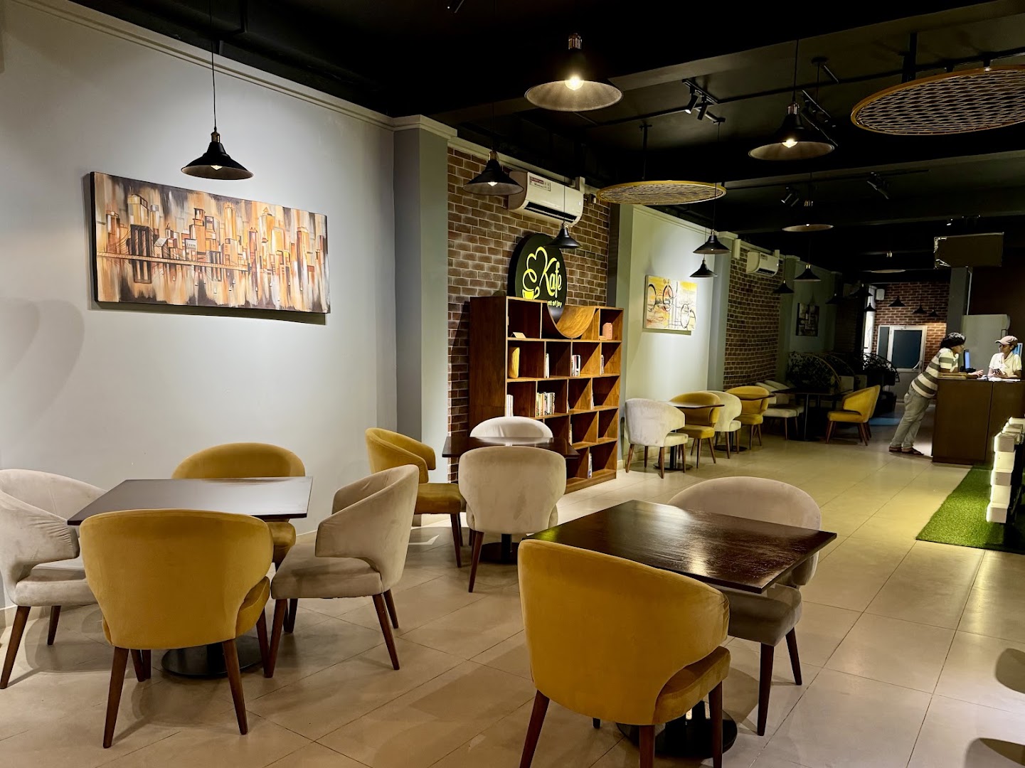 Kafe: clear, inviting interior atmosphere