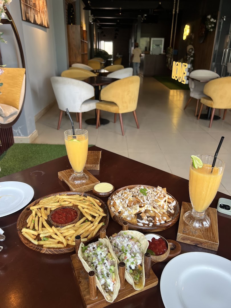 Kafe: appetizing food and venue atmosphere