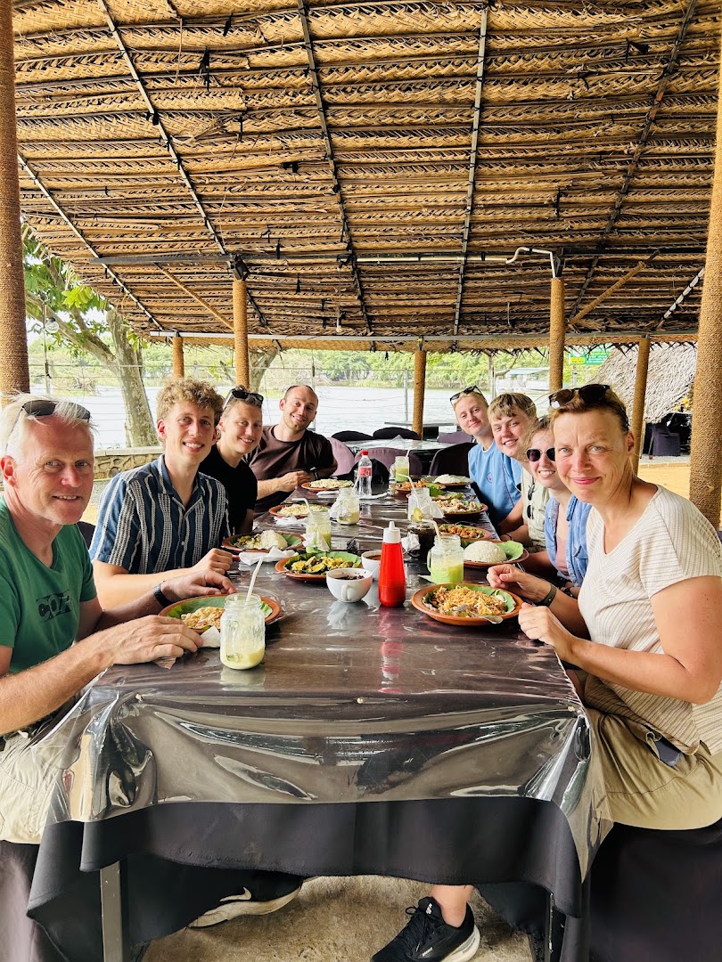 Stargate Restaurant: happy customers enjoying food