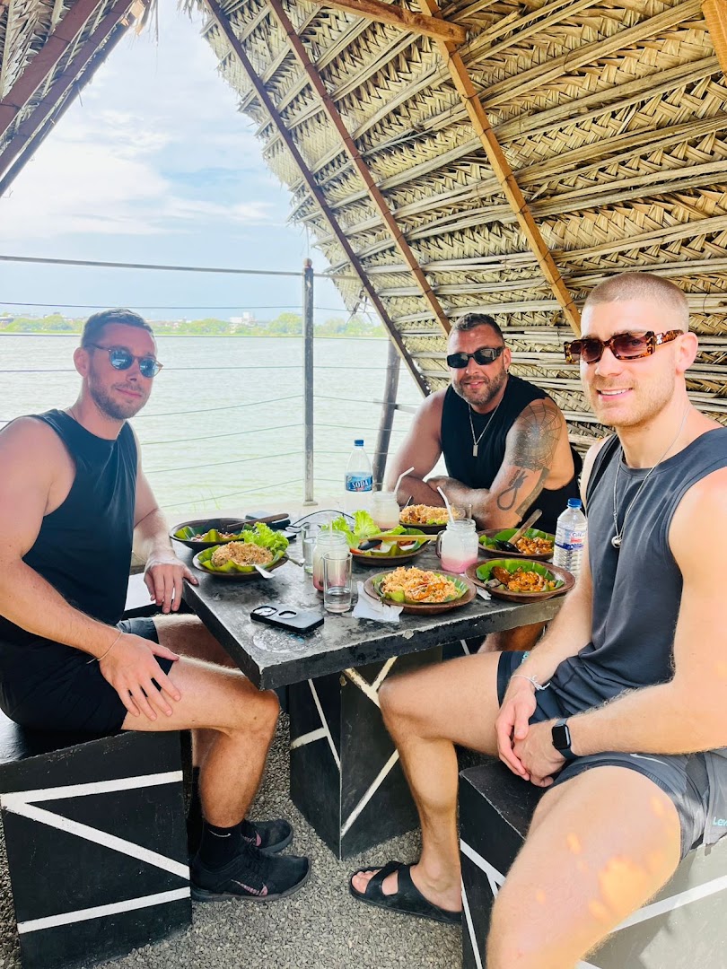 Stargate Restaurant: customers enjoying the venue