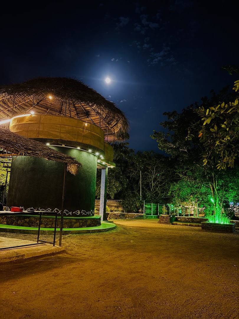 Stargate Restaurant: atmospheric night shot of venue
