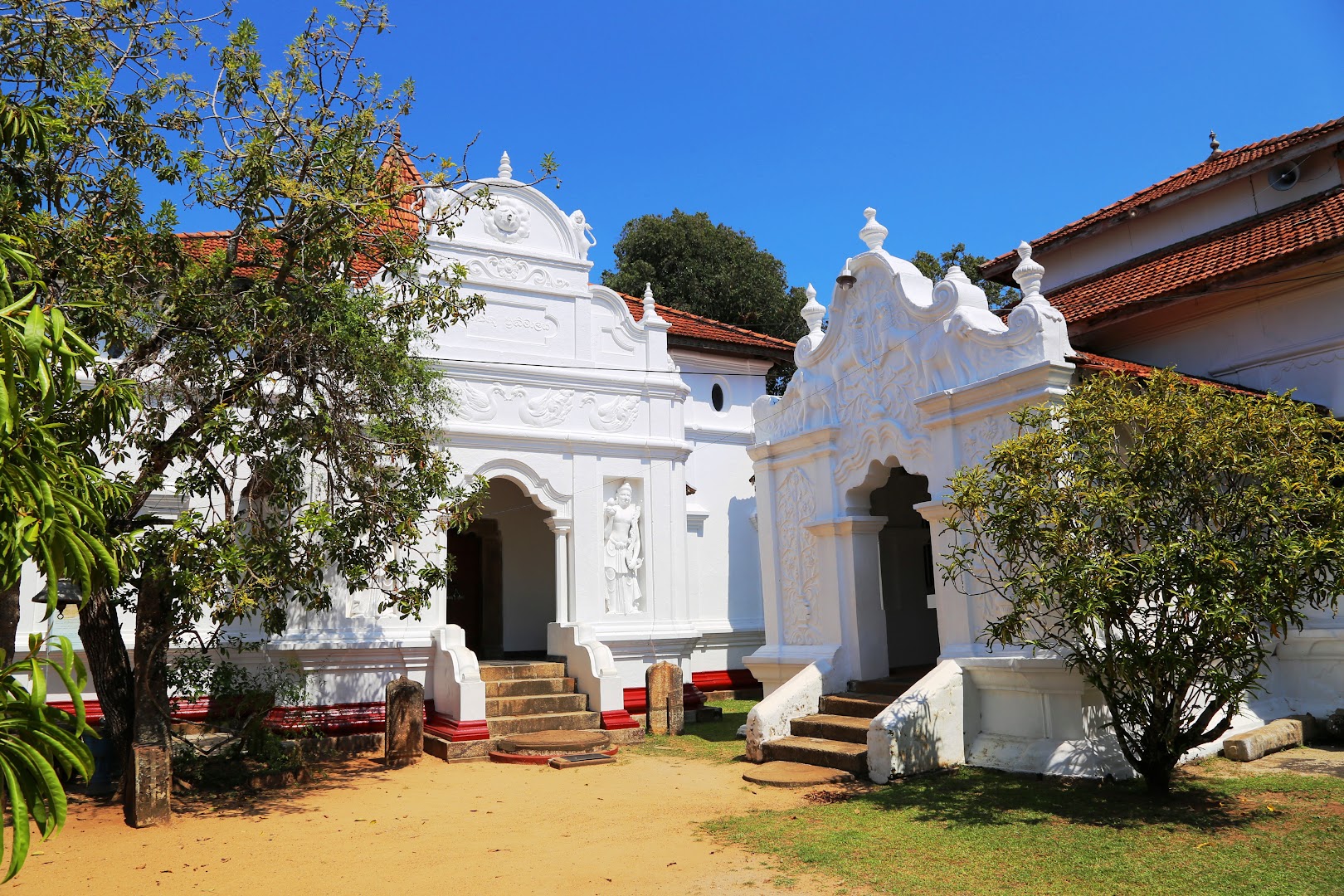 Galapatha Raja Maha Viharaya: clear, high-quality exterior architectural shot