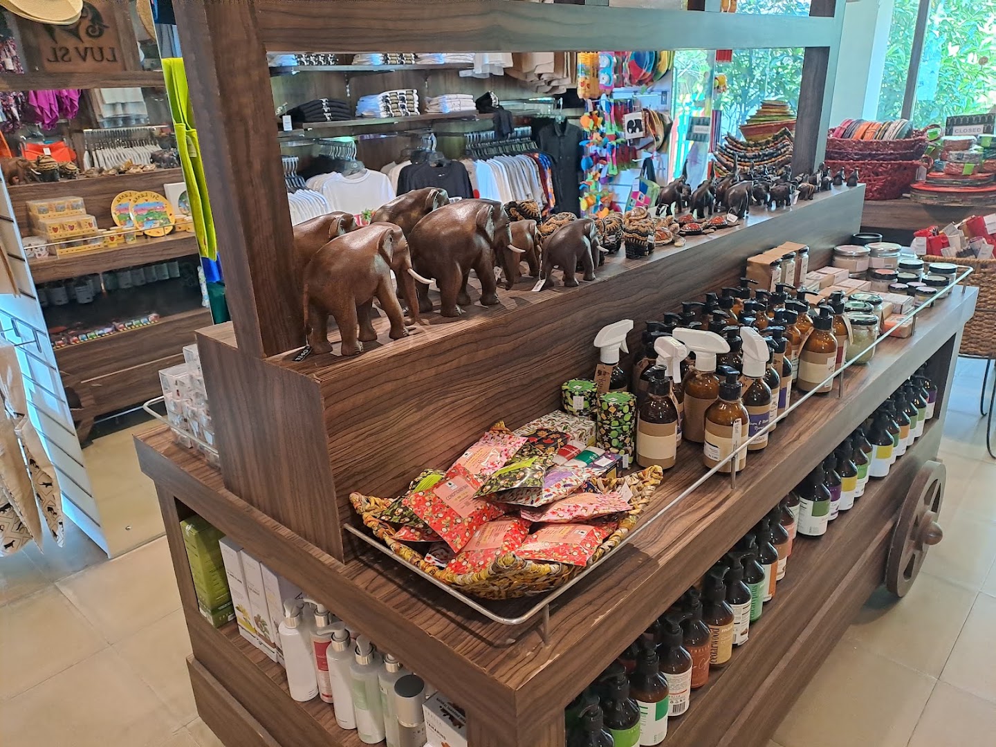 LUV SL: clear display of shop products