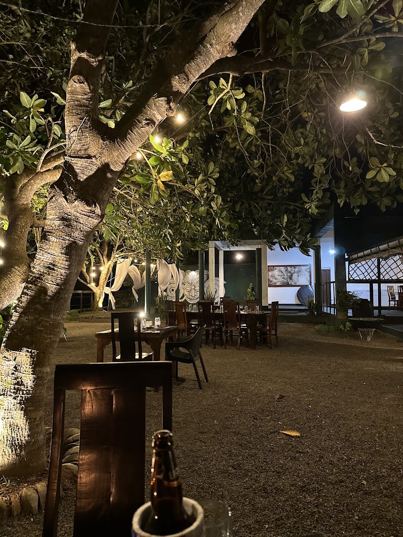 Secret Harbour: inviting outdoor restaurant atmosphere