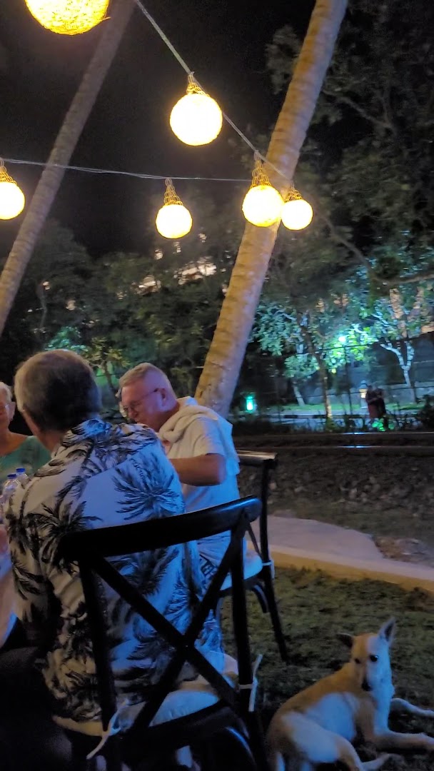 Srilancaña Restaurant: inviting atmosphere with restaurant guests