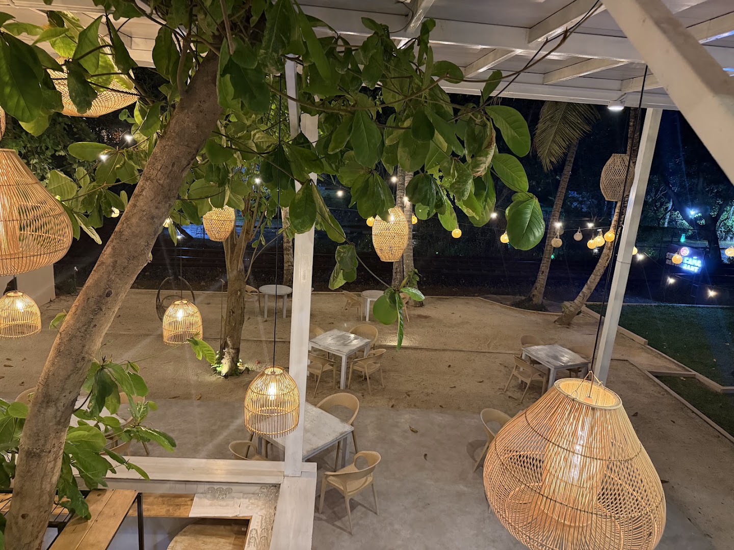 Srilancaña Restaurant: attractive, well-lit restaurant terrace