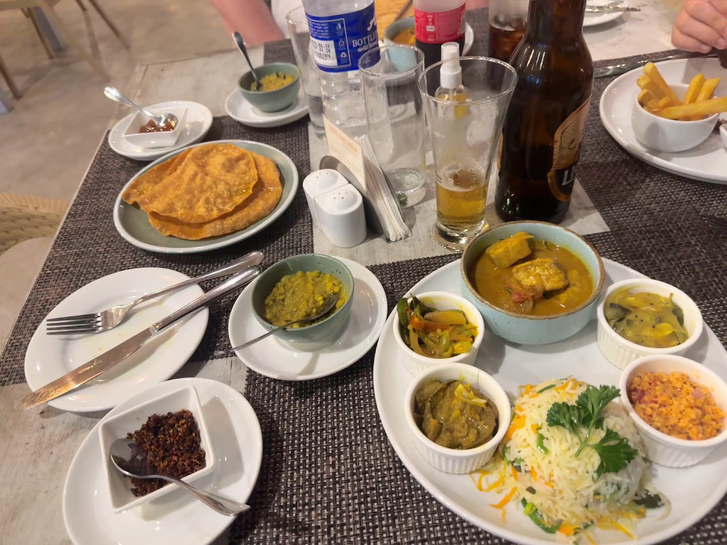 Srilancaña Restaurant: appetizing food presentation and setting