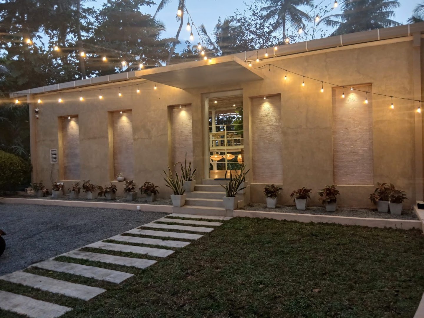 Srilancaña Restaurant: attractive exterior with nice lighting