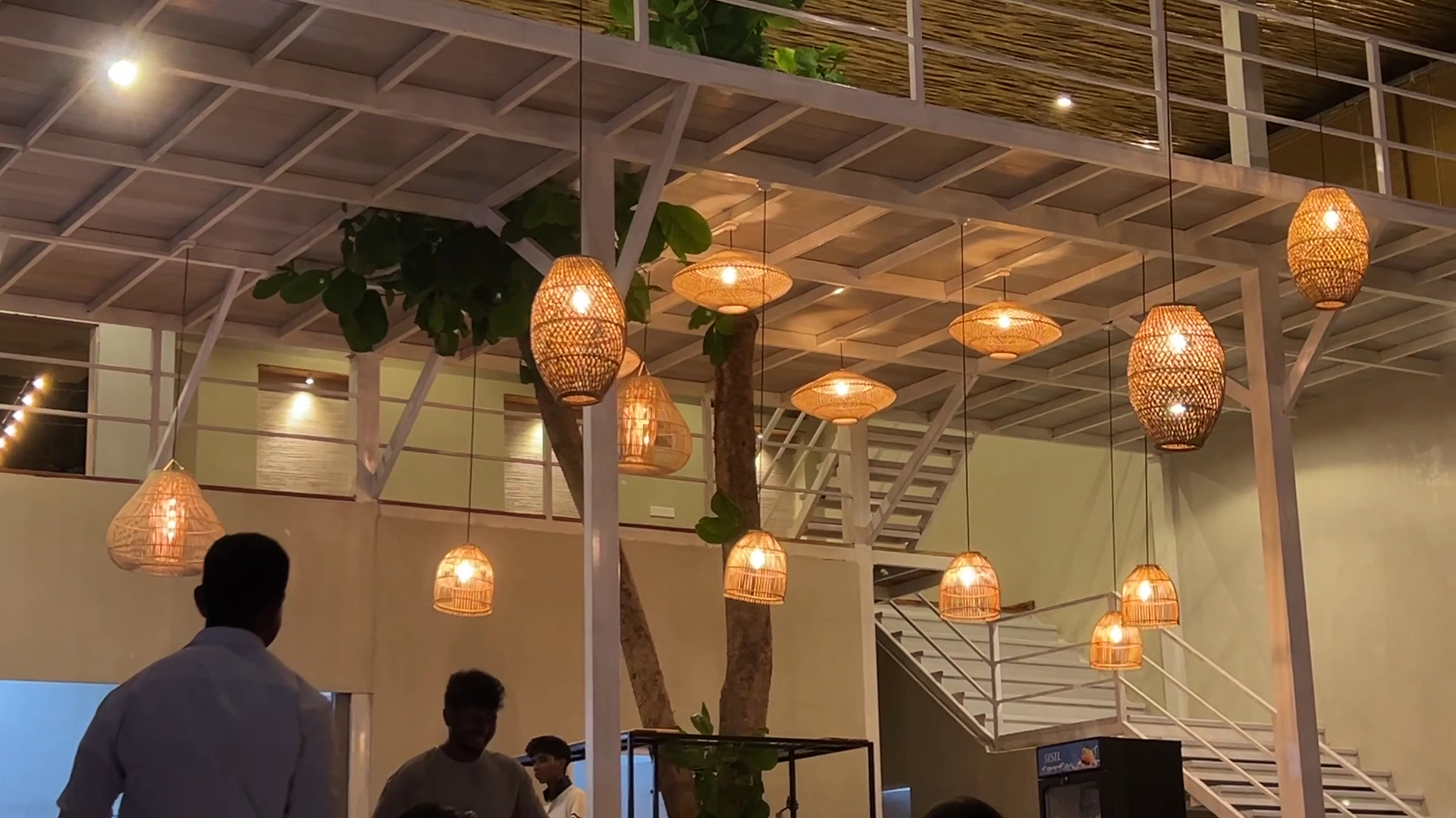 Srilancaña Restaurant: attractive interior with nice lighting