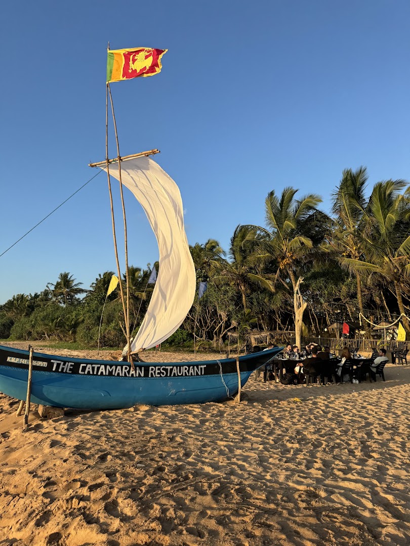 The Catamaran Beach Restaurant: attractive beachside restaurant atmosphere