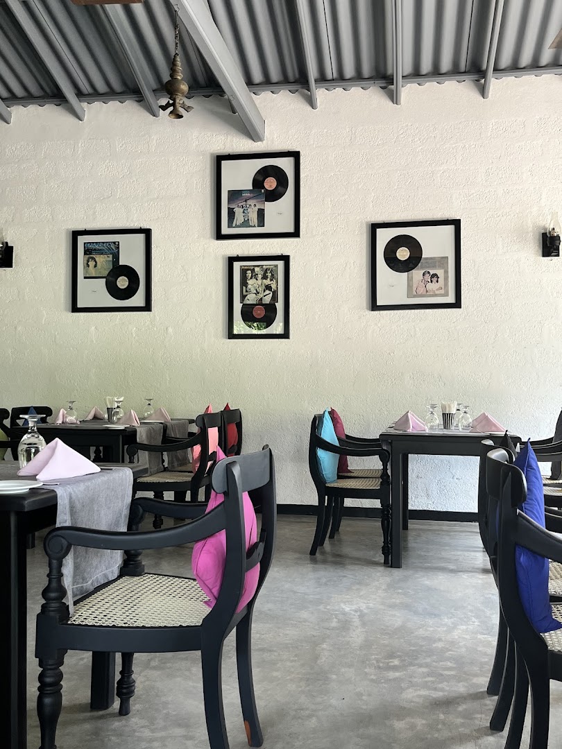 Vintage Restaurant: clear, inviting restaurant interior shot