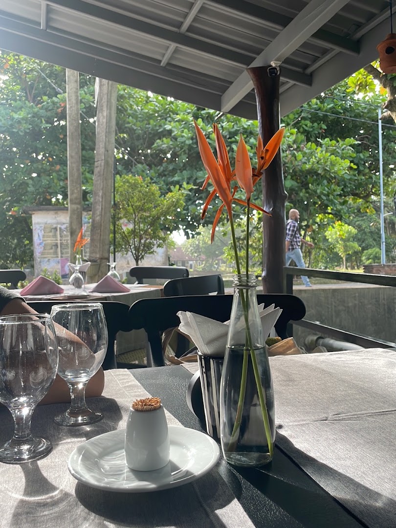 Vintage Restaurant: inviting restaurant atmosphere and setting