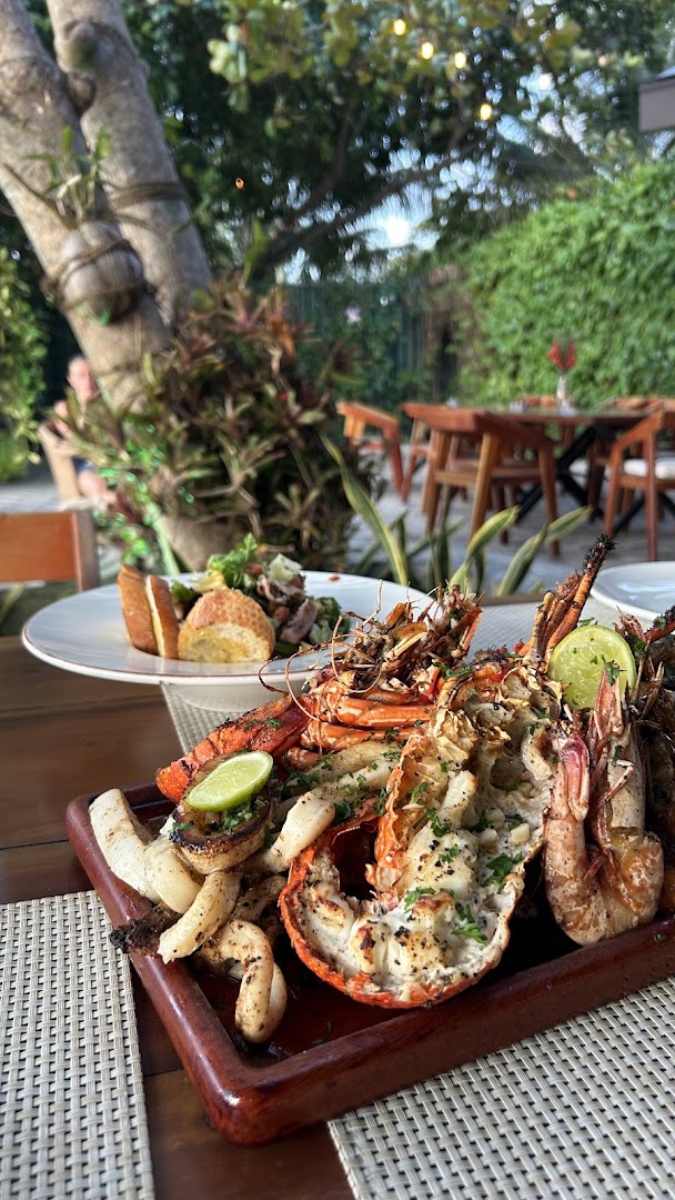 White Tree Restaurant: appetizing food and pleasant atmosphere
