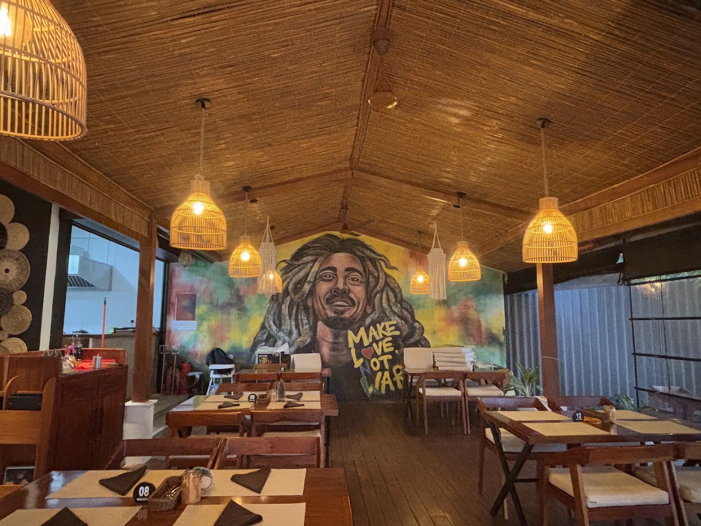White Tree Restaurant: inviting atmosphere and clear interior
