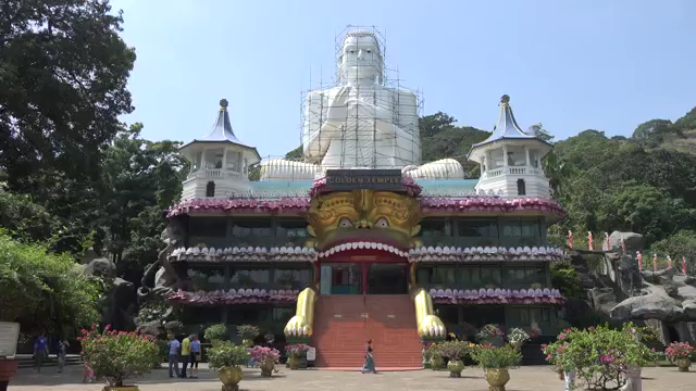Dambulla Cave Temple (Golden Temple): clear view of the temple