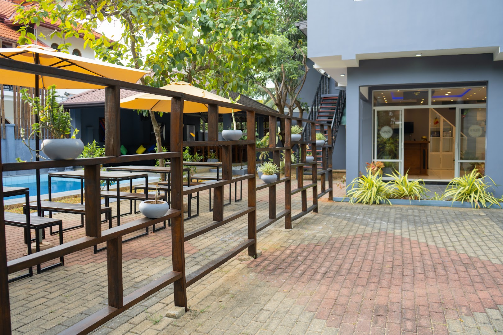 Fika Cafe & Restaurant: clear, inviting outdoor seating area