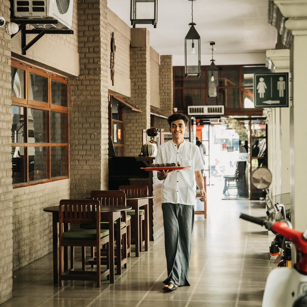 Gimanhala Traveler Cafe: professional photo of staff serving