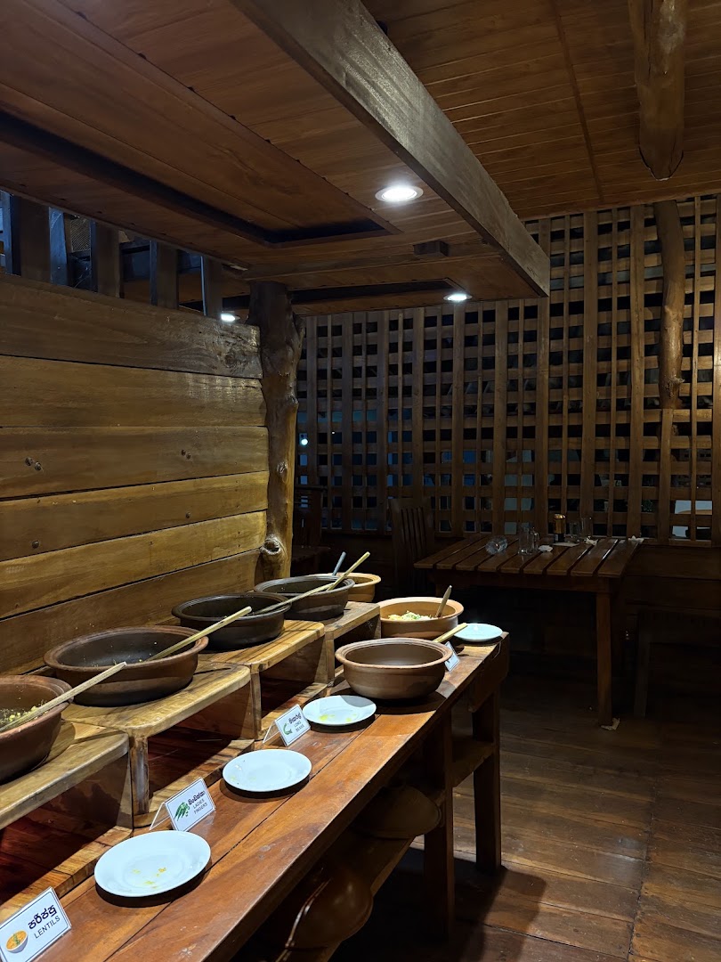Golden Rainbow Restaurant: clear photo of restaurant buffet
