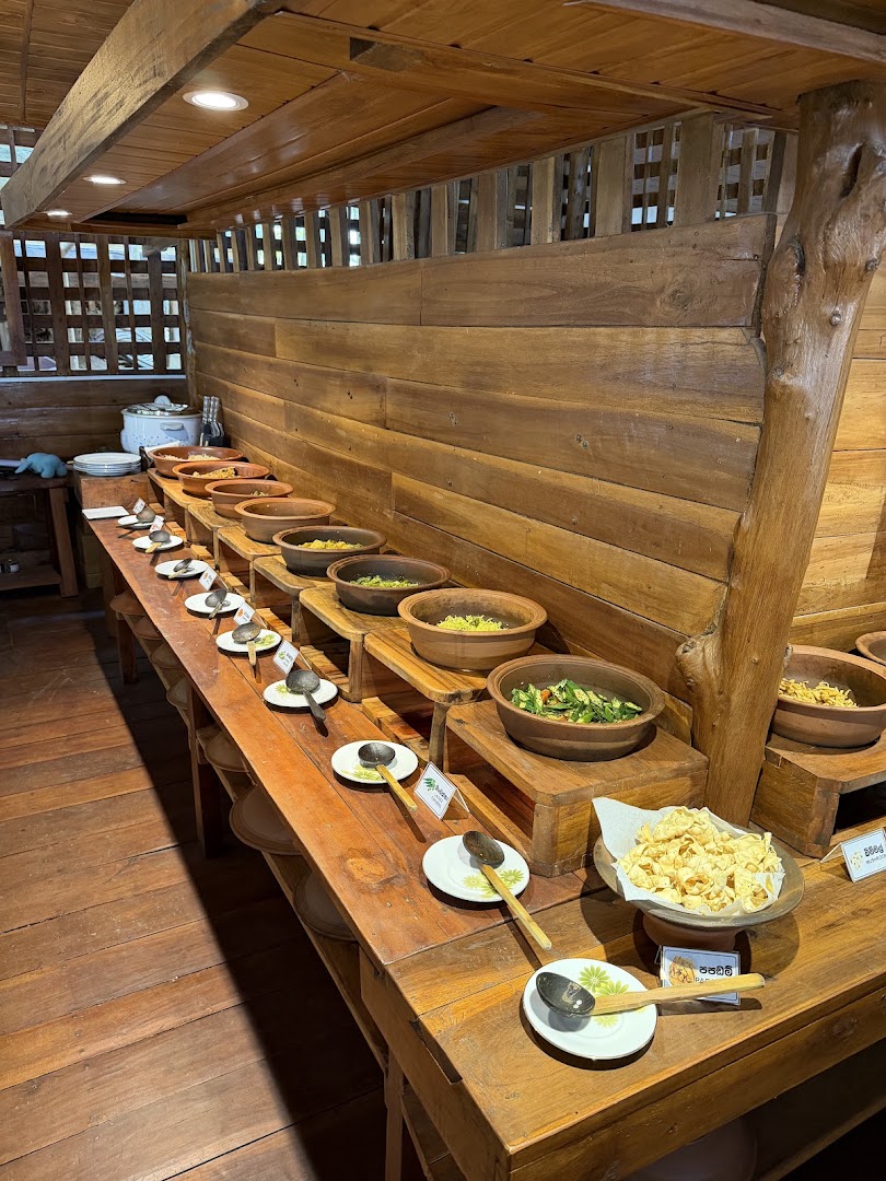 Golden Rainbow Restaurant: appetizing buffet display of food