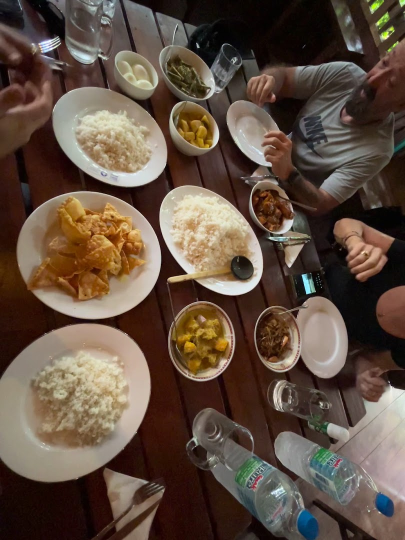 Golden Rainbow Restaurant: appetizing spread of restaurant food