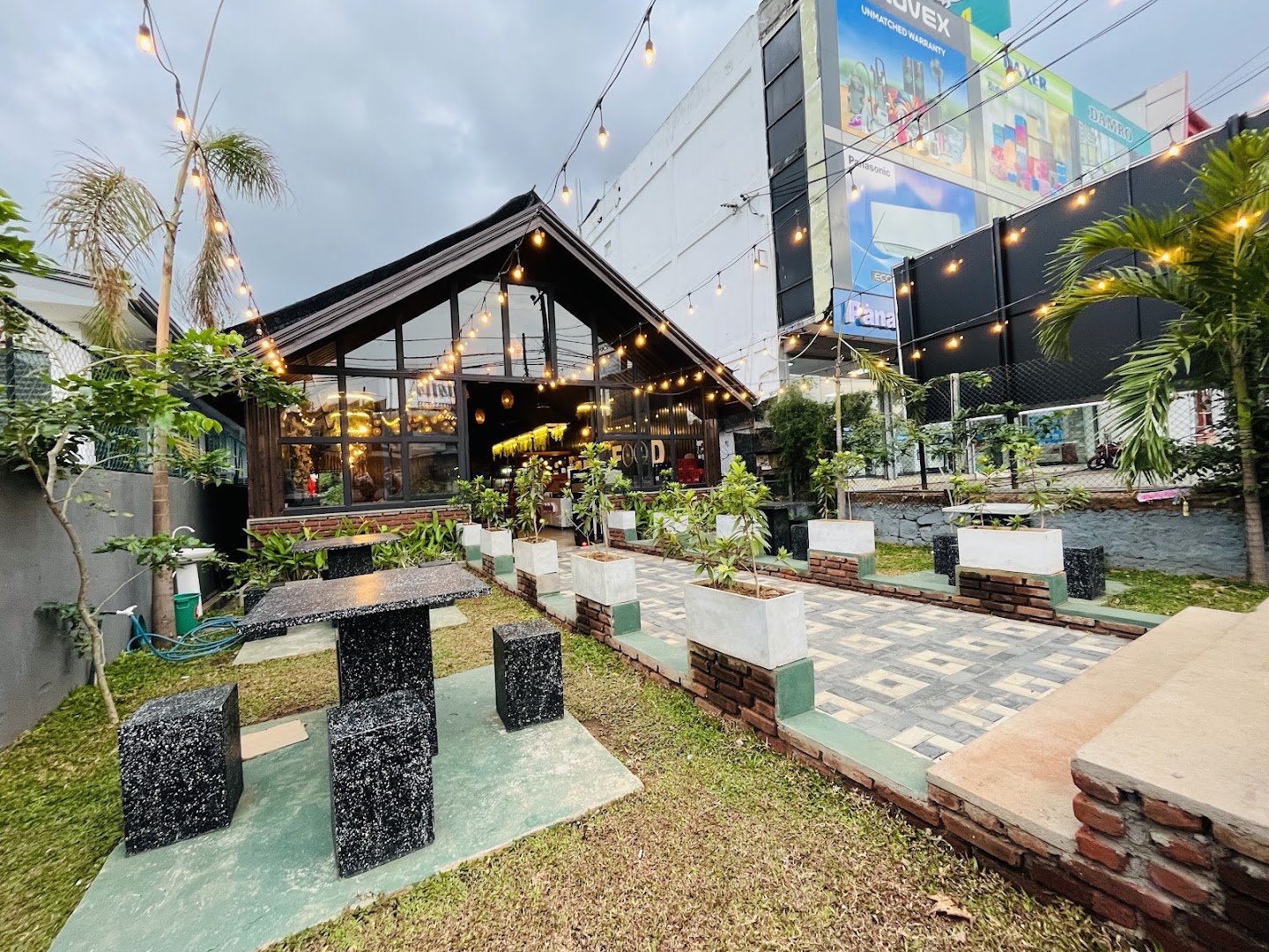 New Ninu Restaurant: attractive exterior and inviting atmosphere