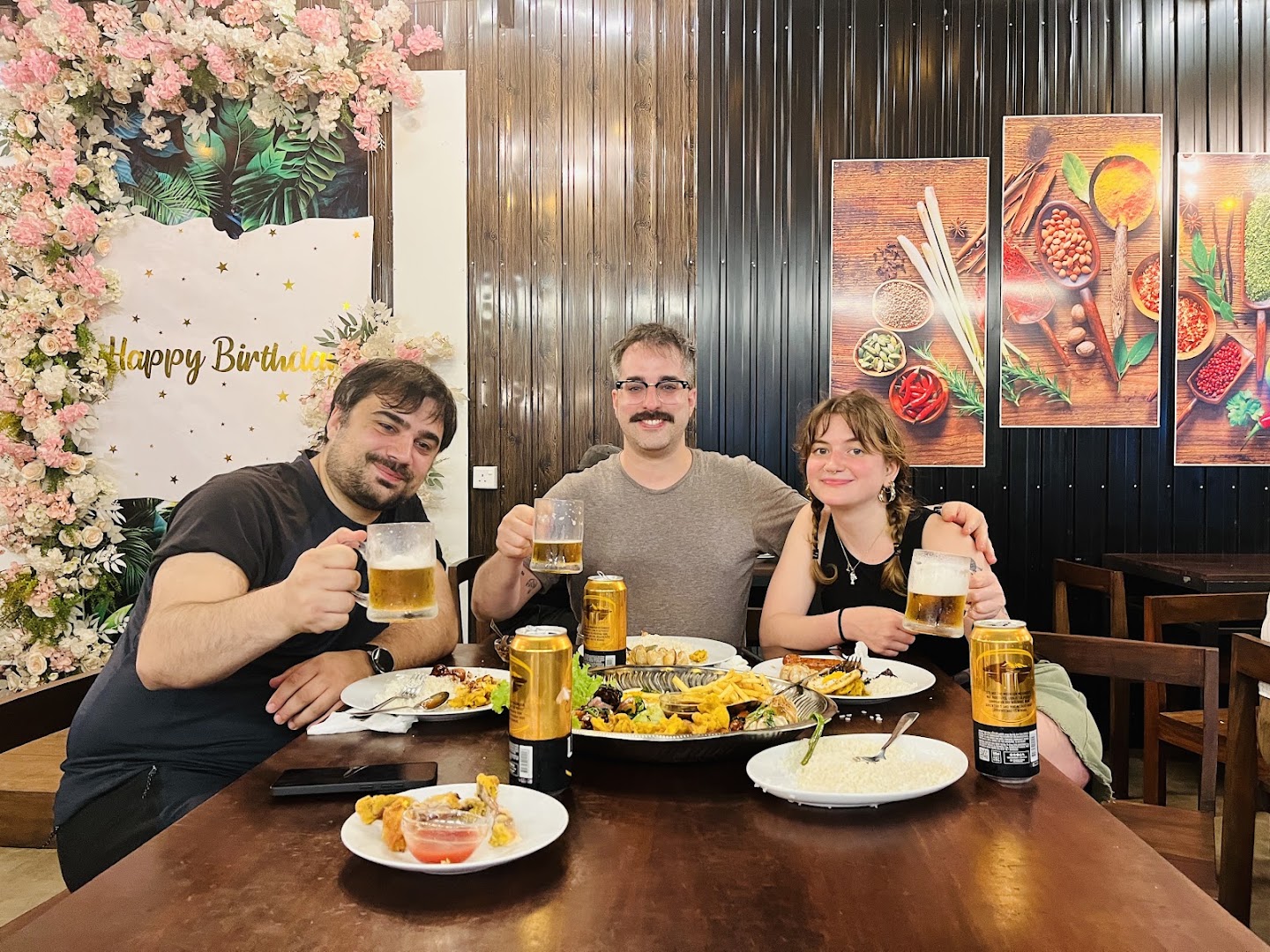 New Ninu Restaurant: happy customers enjoying the restaurant