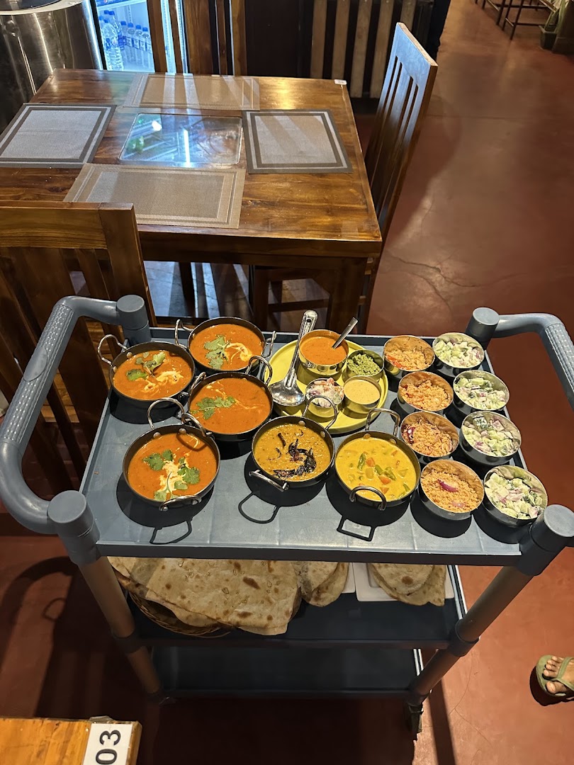 Rangiri Luuv Restaurant: appetizing display of restaurant food