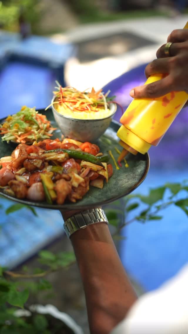 Sundaras Restaurant & Pool Bar: appetizing food presentation and action