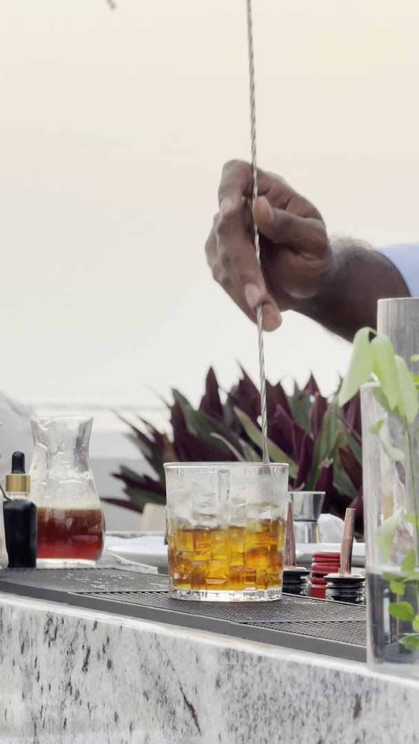 Charlie's Bar & Bistro: professional shot of cocktail preparation