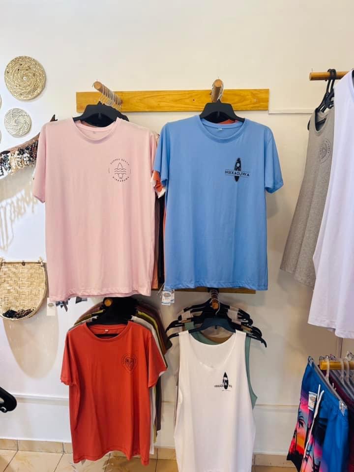 Blue Waves: clear display of shop products