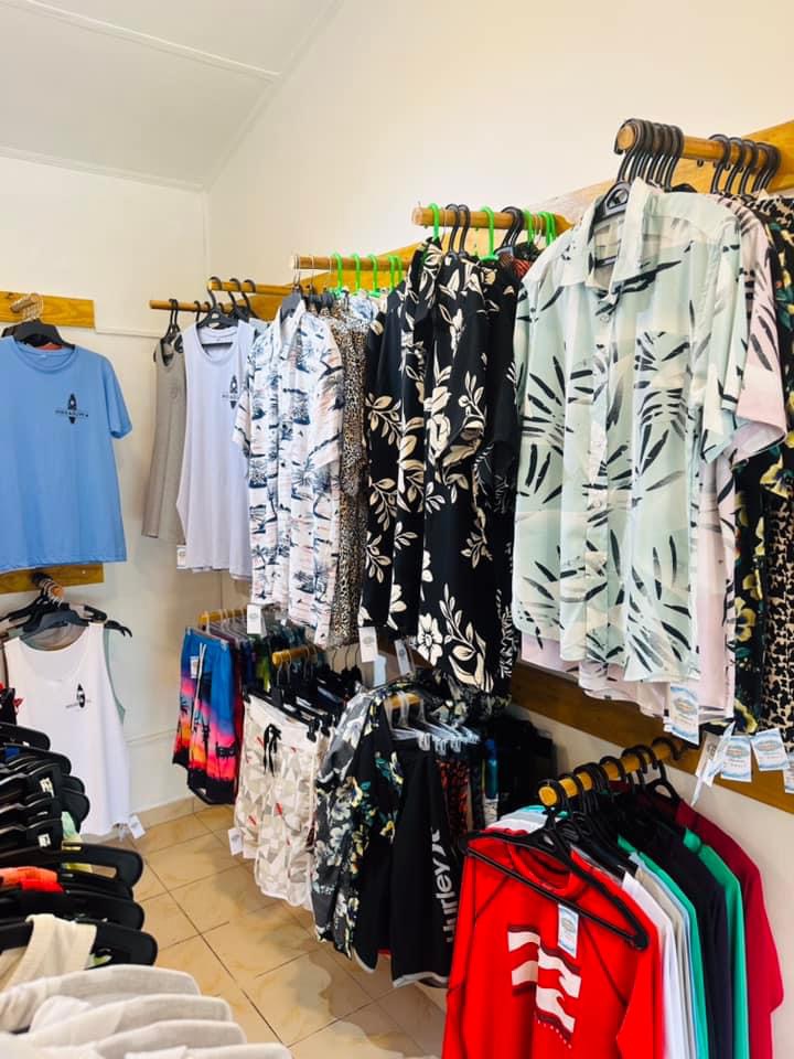 Blue Waves: clear display of shop products