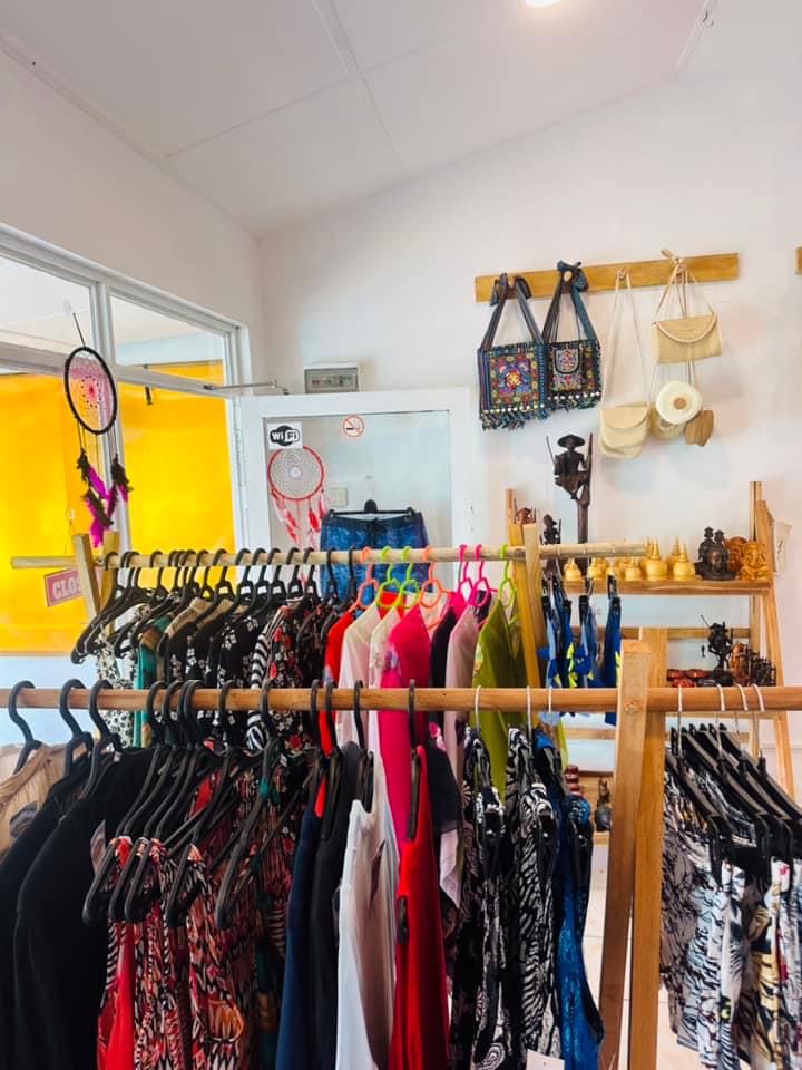 Blue Waves: clear display of shop products