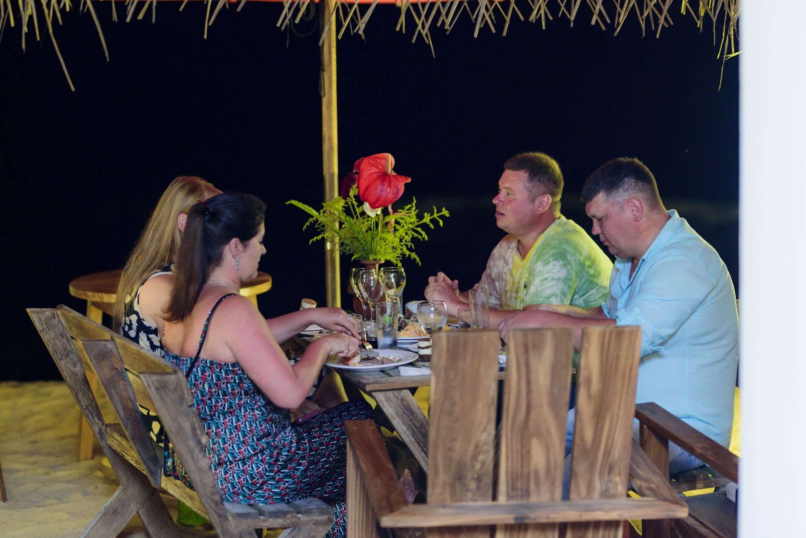 Lumina Beach Restaurant & Bar: guests enjoying the atmosphere