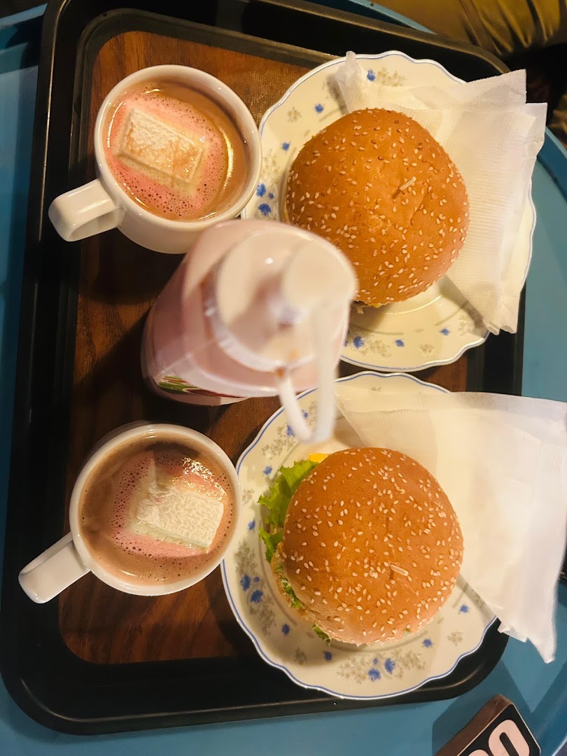 Eden's Cafe: appetizing food and drink presentation