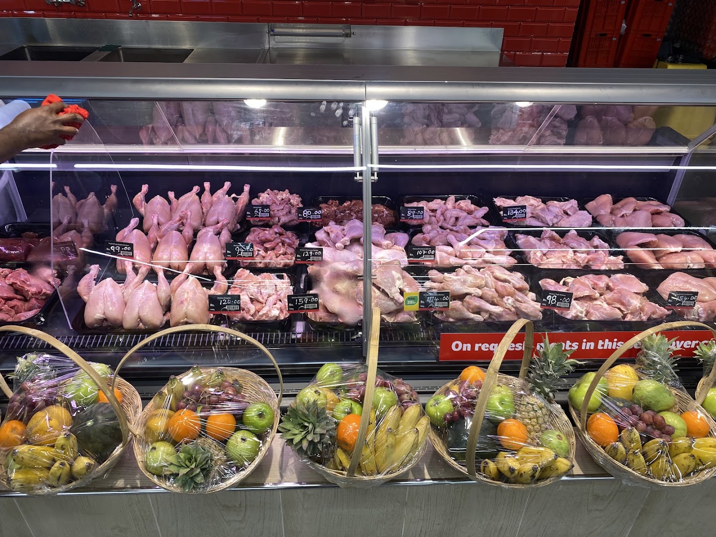 Keells Jaffna: clear display of fresh products