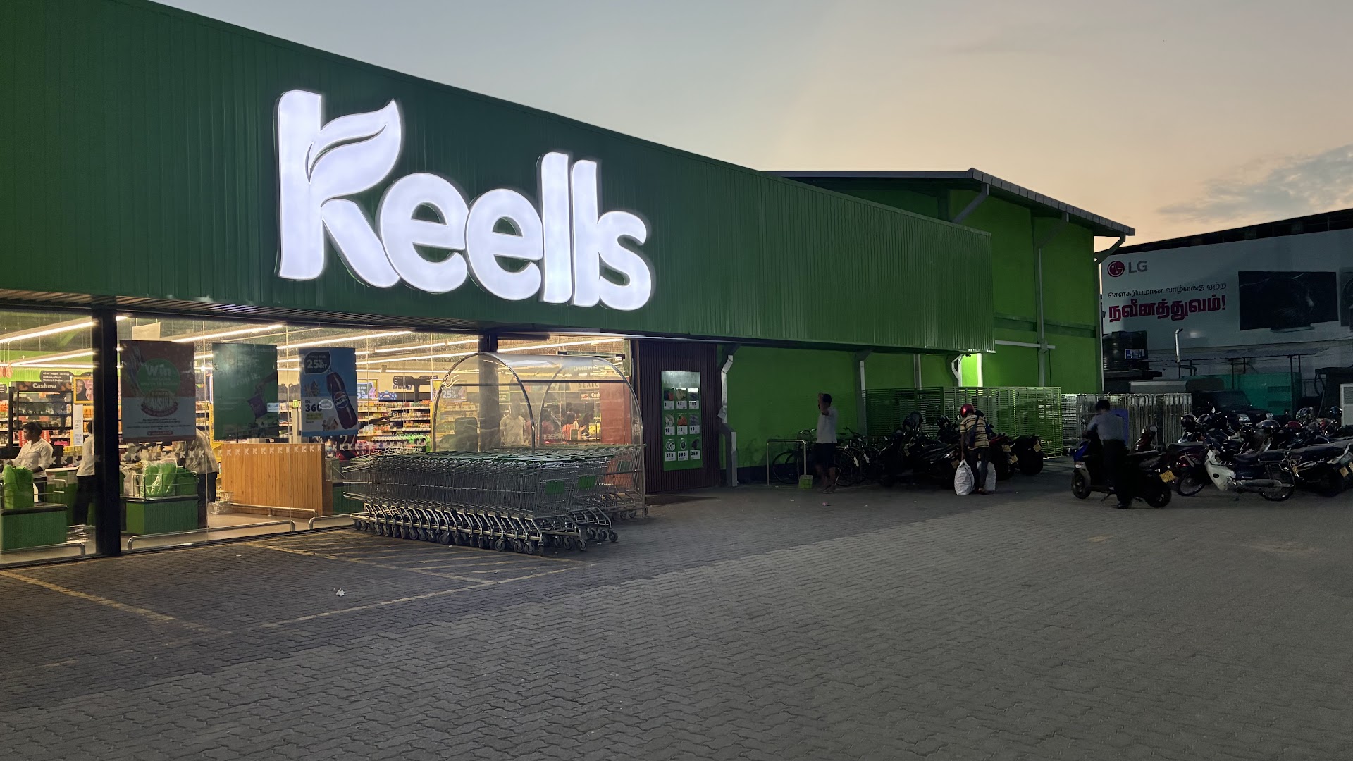 Keells Jaffna: clear exterior shot of store