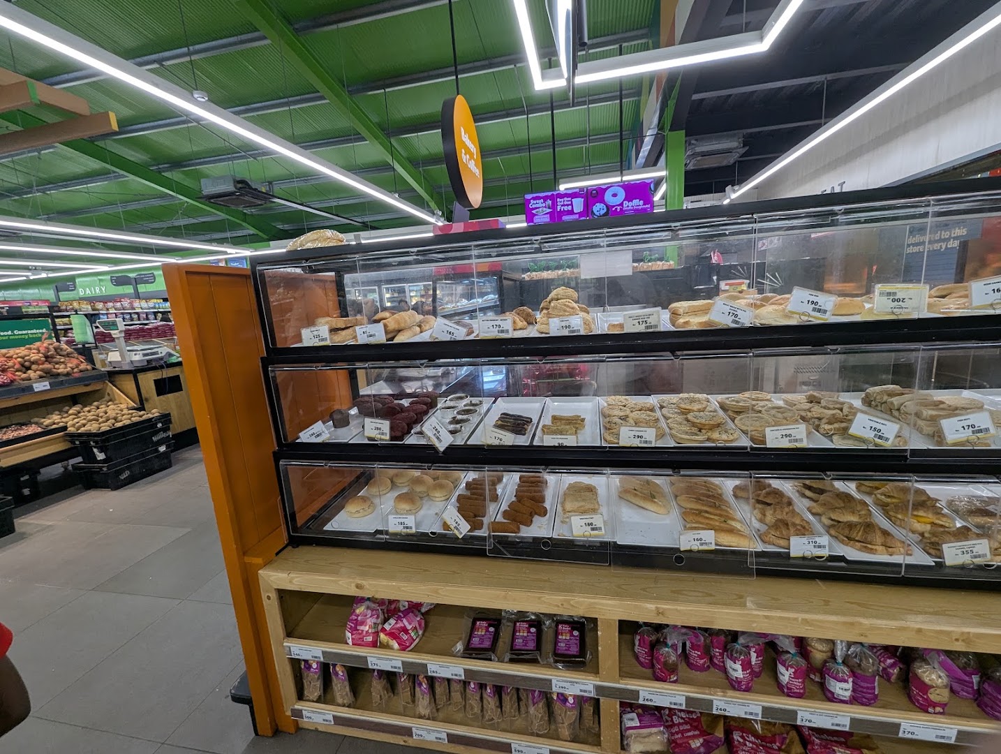 Keells Jaffna: clear display of bakery products