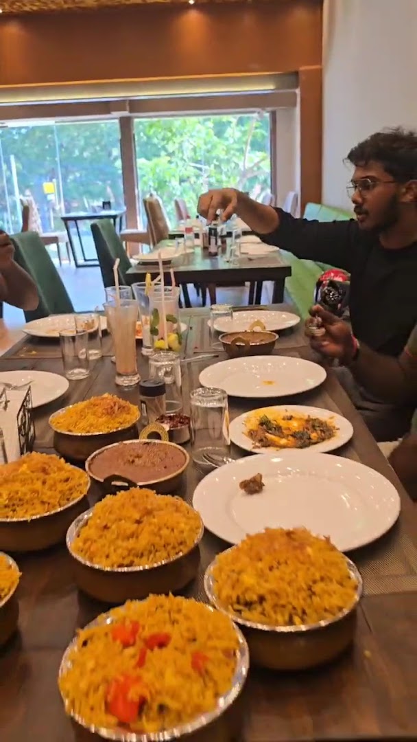 Moju Restaurant Jaffna: appetizing food spread at restaurant