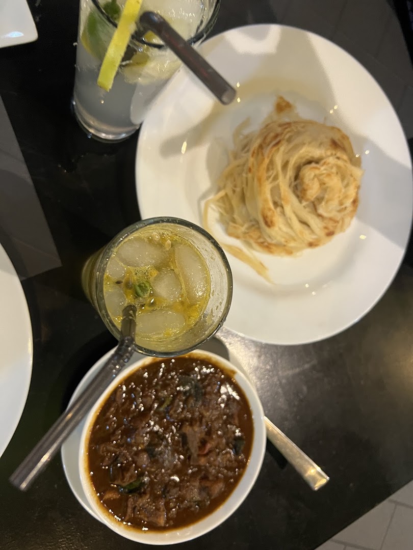 Nizhal Cafe and Restaurant: appetizing food and drink presentation